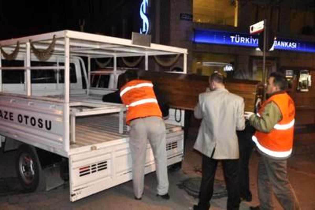 Karısının Kalbine Bıçak Sapladı