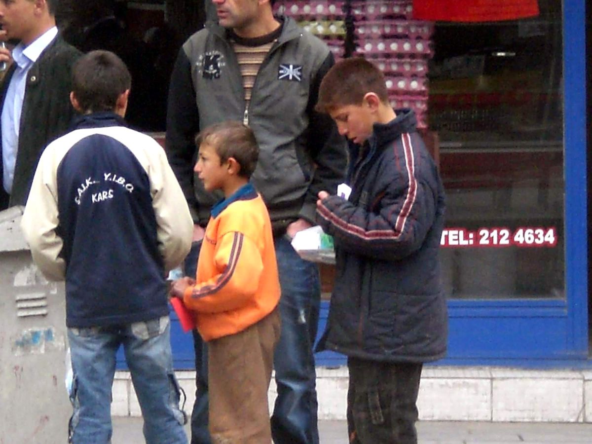 Kars\'ta Mendil Satan Çocuklara Vatandaşlar Tepki Gösteriyor
