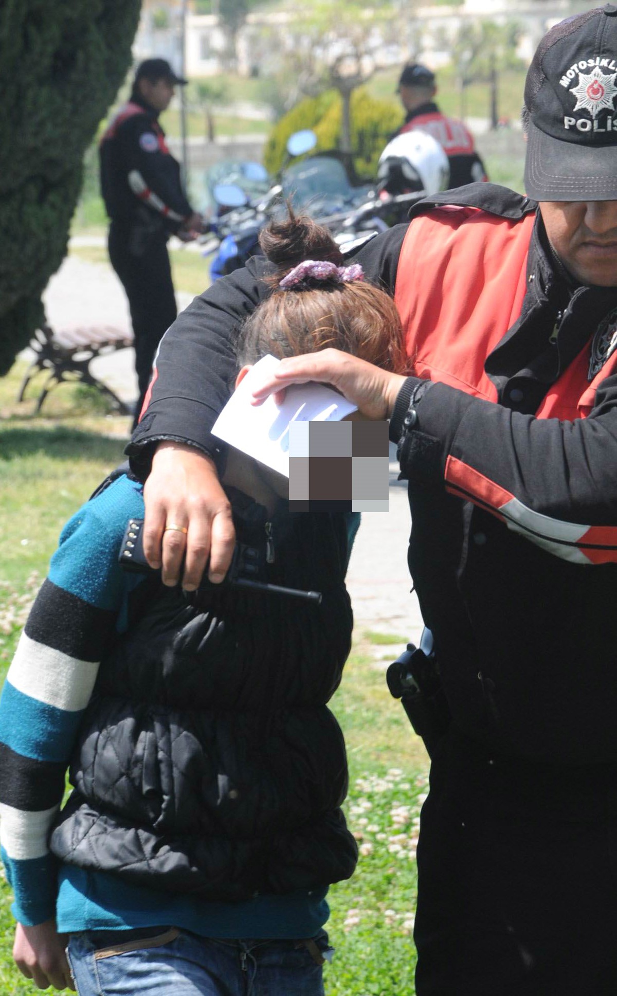 Kazaklı Kolsuz Yelekli Kız Polisi Alarma Geçirdi