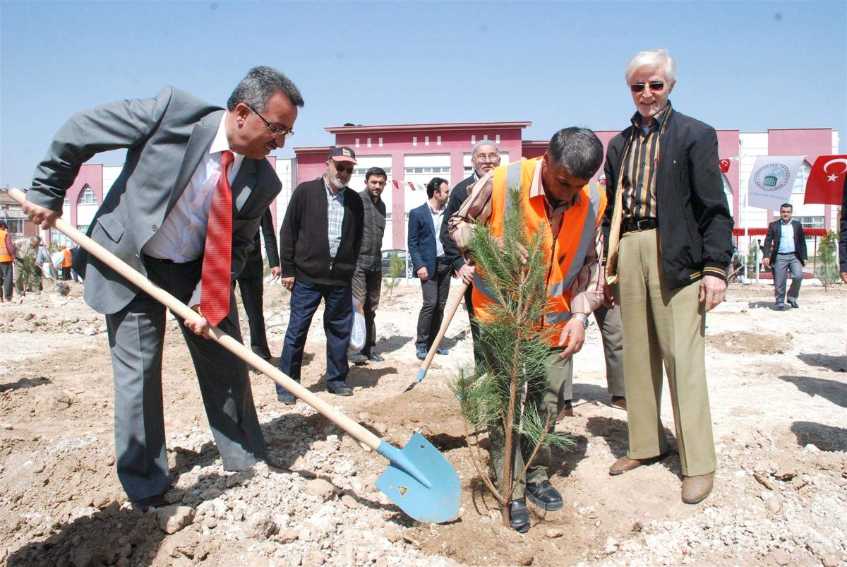 Konya'da Emekliler Aykent'te Fidan Dikti