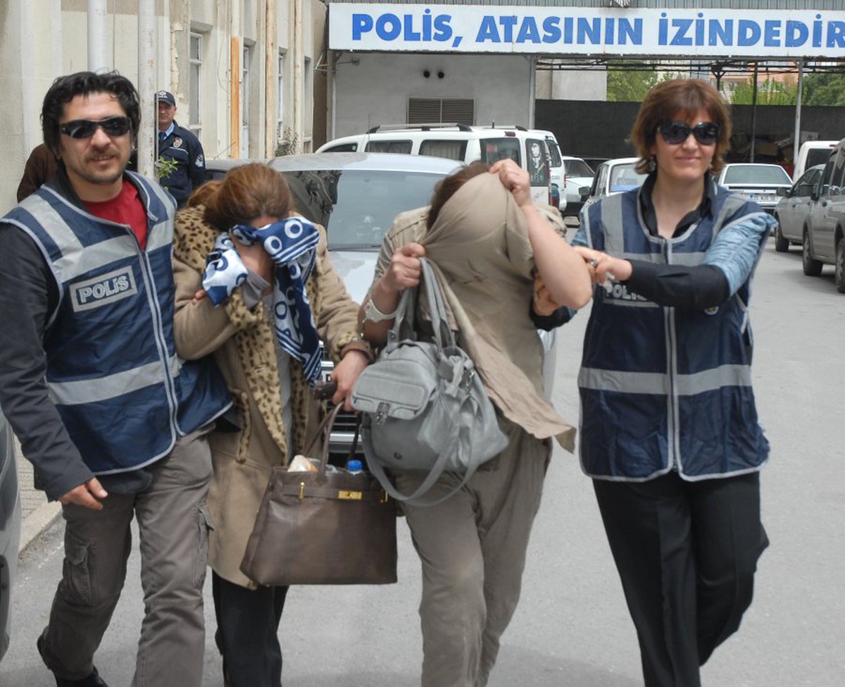 Kuyumcuda Hırsızlık Yapan İki Kadın Yakalandı