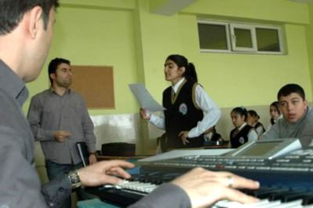 Liseliler, 7 Dilde Şarkı Söylüyor