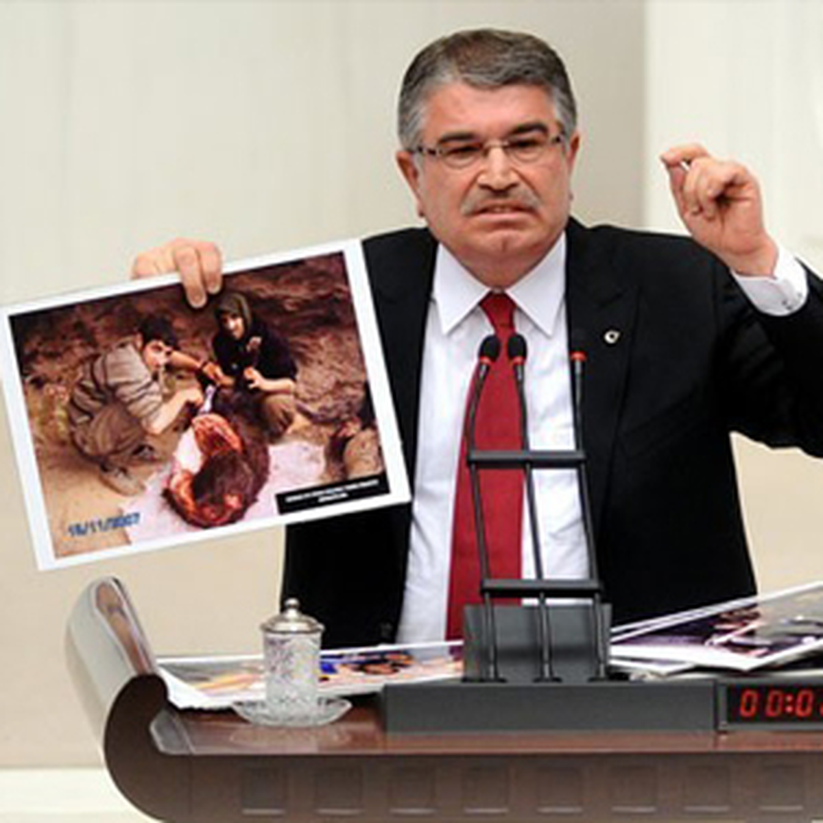 Meclis'te 'Domuz' Kavgası
