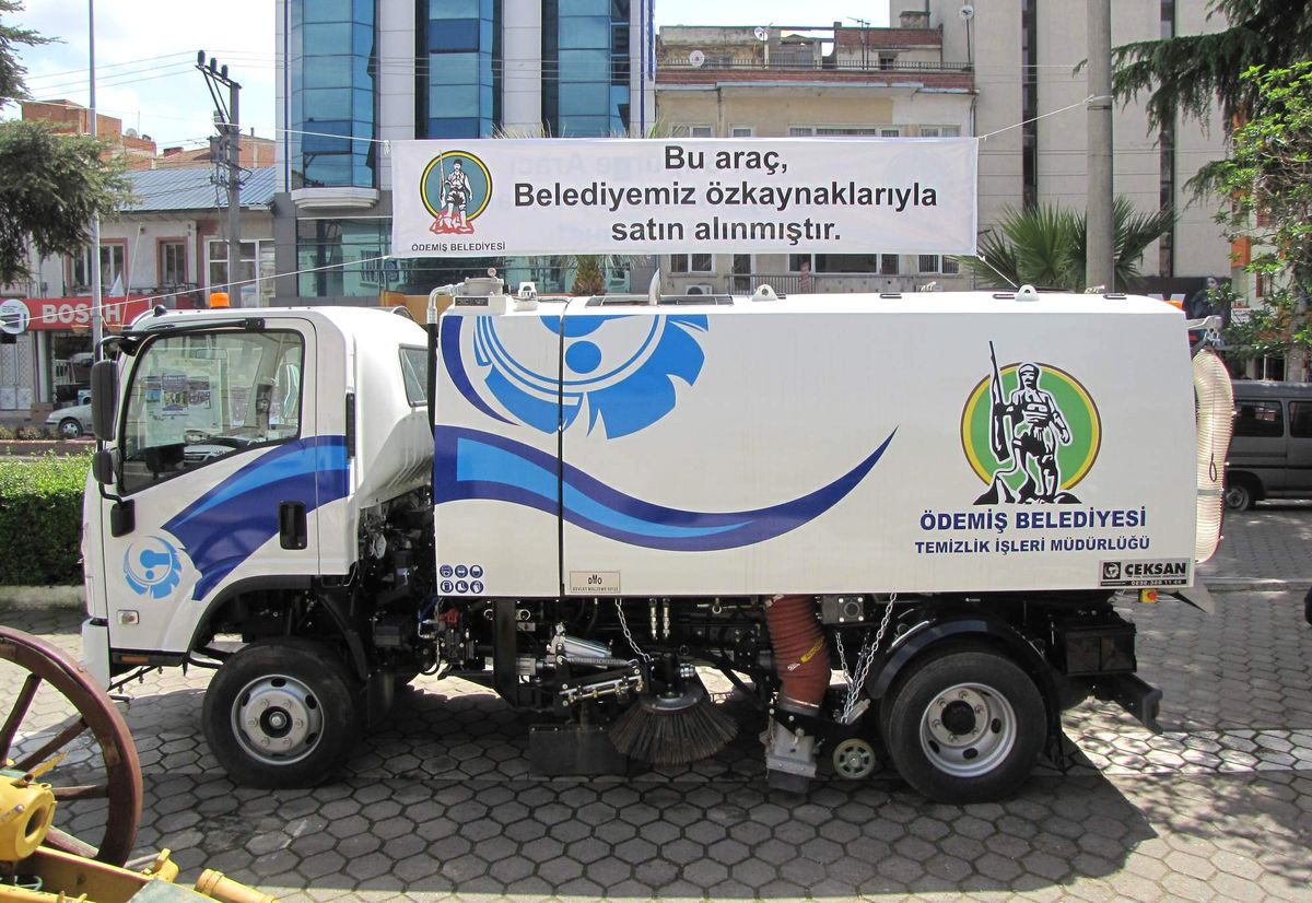 Ödemiş Belediyesi Yol Süpürme Aracı Aldı