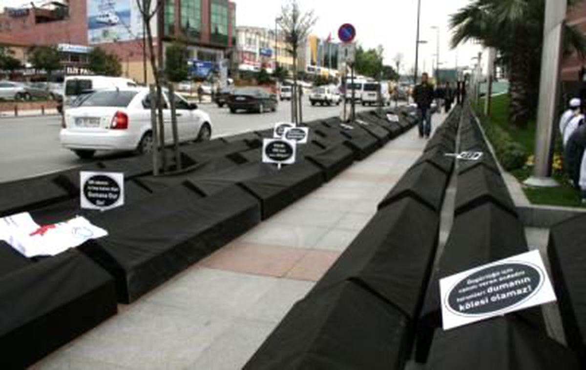 Öğrencilerden 300 Tabutlu Sigara Eylemi