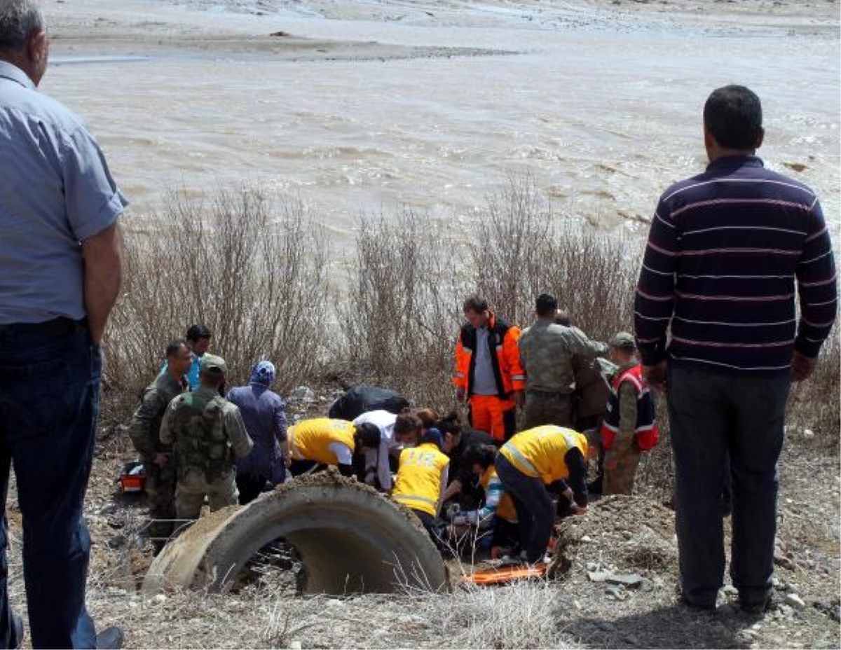 Otomobil Murat Nehri\'ne Uçtu: 3 Ölü, 2 Yaralı