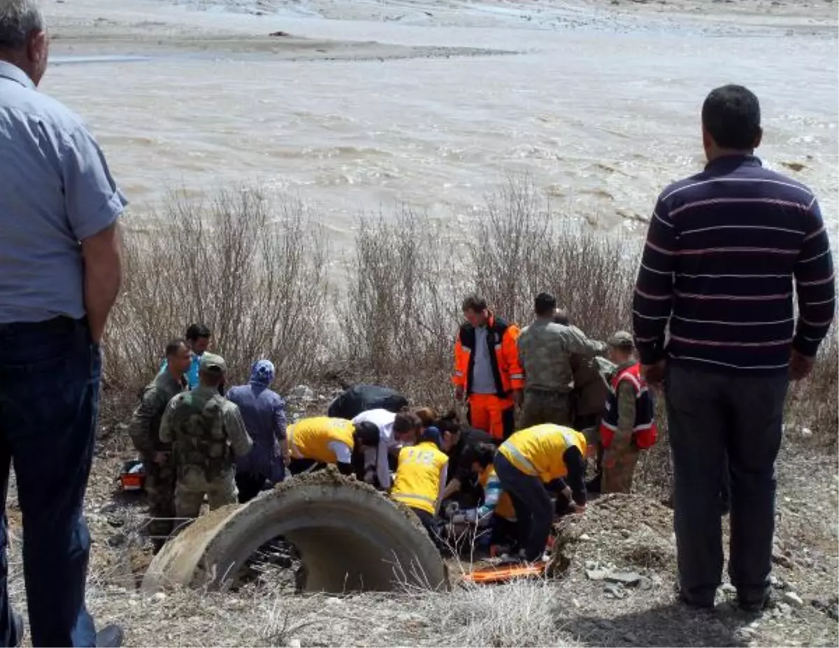 Otomobil Murat Nehri'ne Uçtu: 3 Ölü, 2 Yaralı