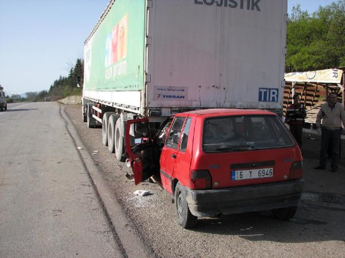 Otomobil, Park Halindeki Tır\'a Arkadan Çarptı: 1 Ölü