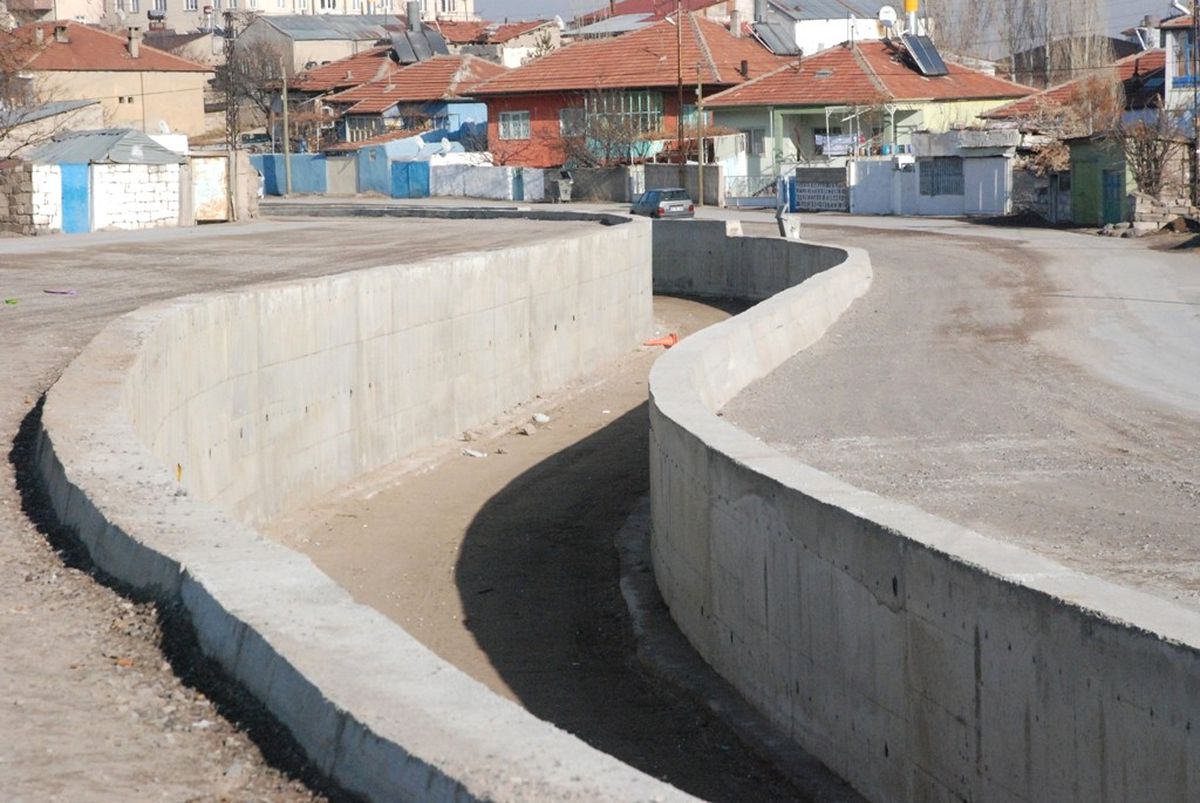 Sel Sularının Kontrolü Çalışmaları Sürüyor