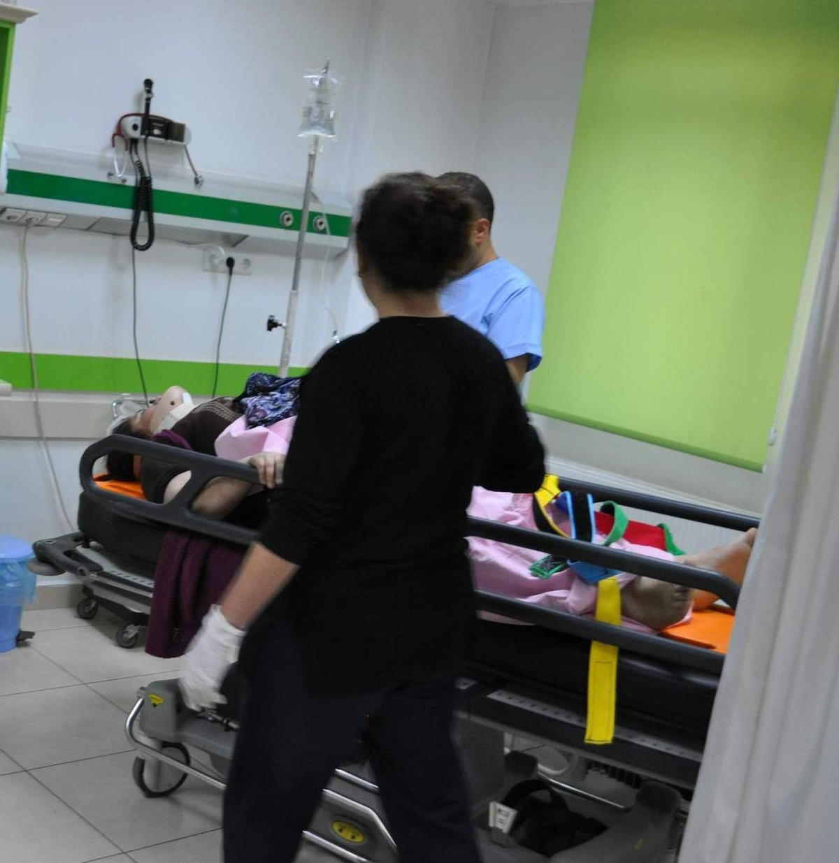 Servis Minibüsü Tarlaya Uçtu; 11 Yaralı