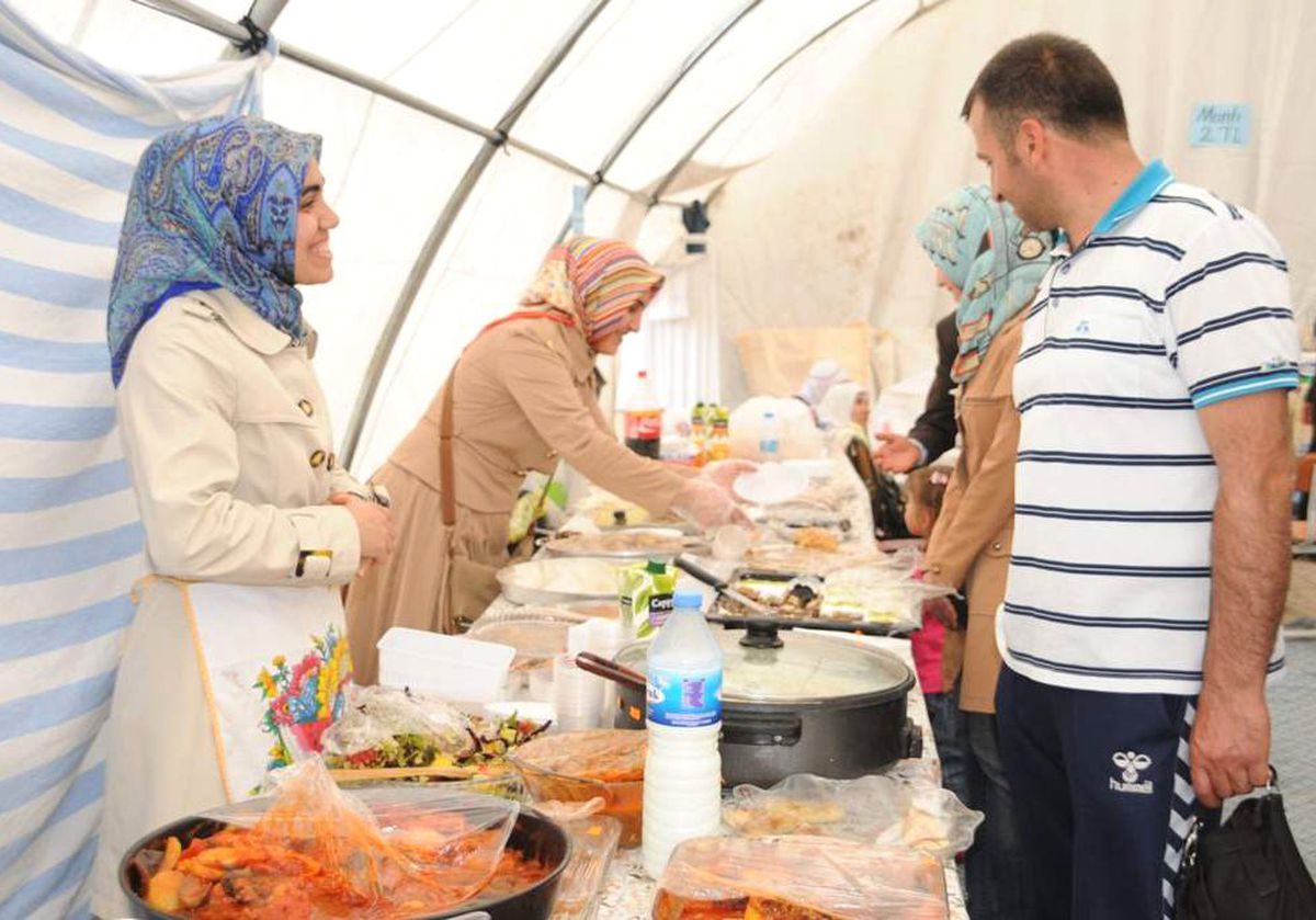 Sevgi-Der Silopi\'de Fakir Öğrenciler Yararına Kermes Açtı