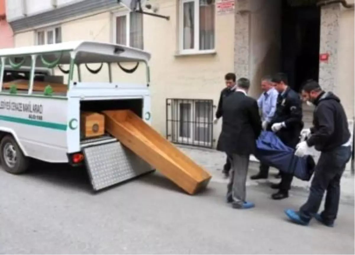 Sevgilisinin Boğazını Makasla Kesti