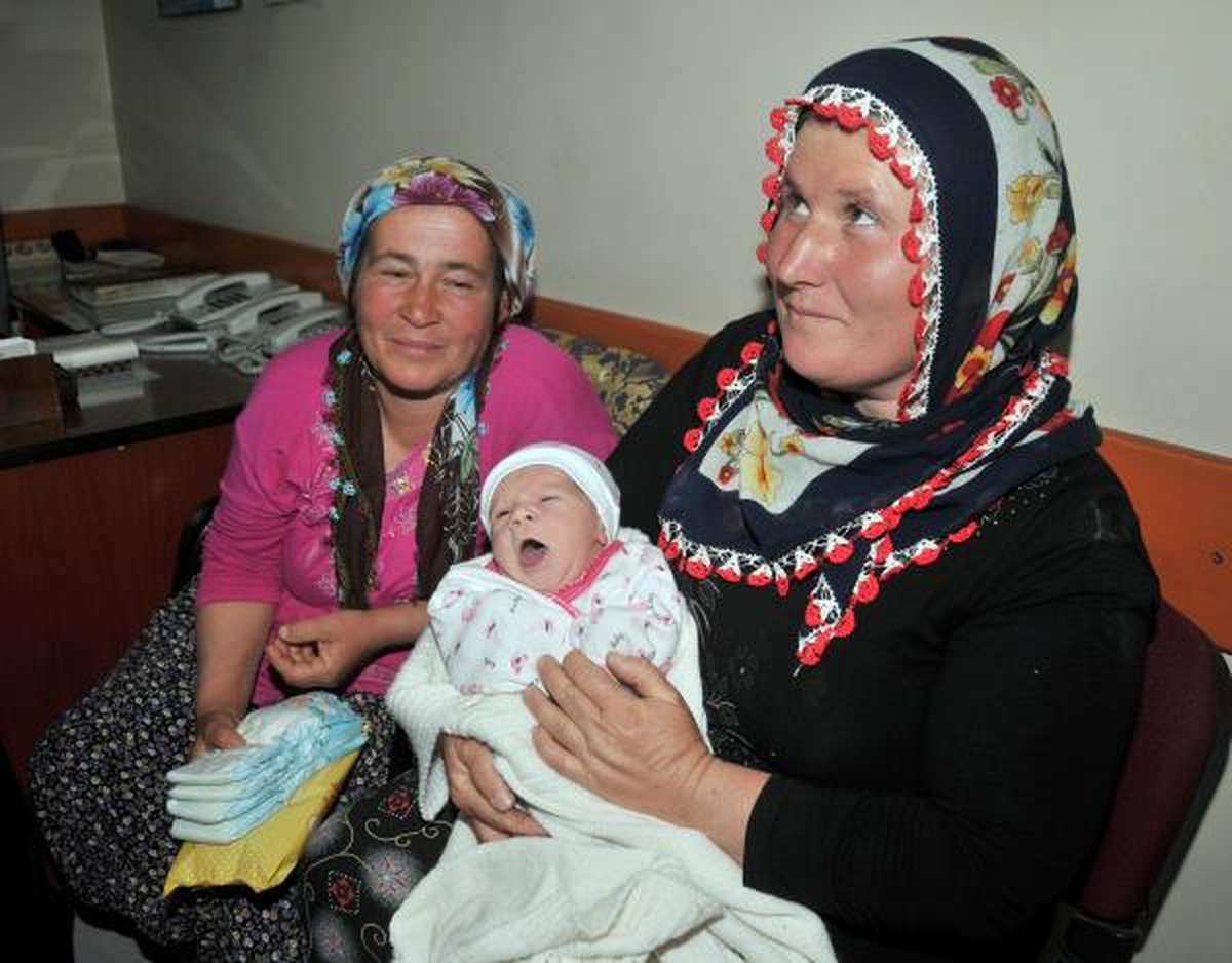 10 Günlük Erkek Bebek Hastane Bahçesine Bırakıldı