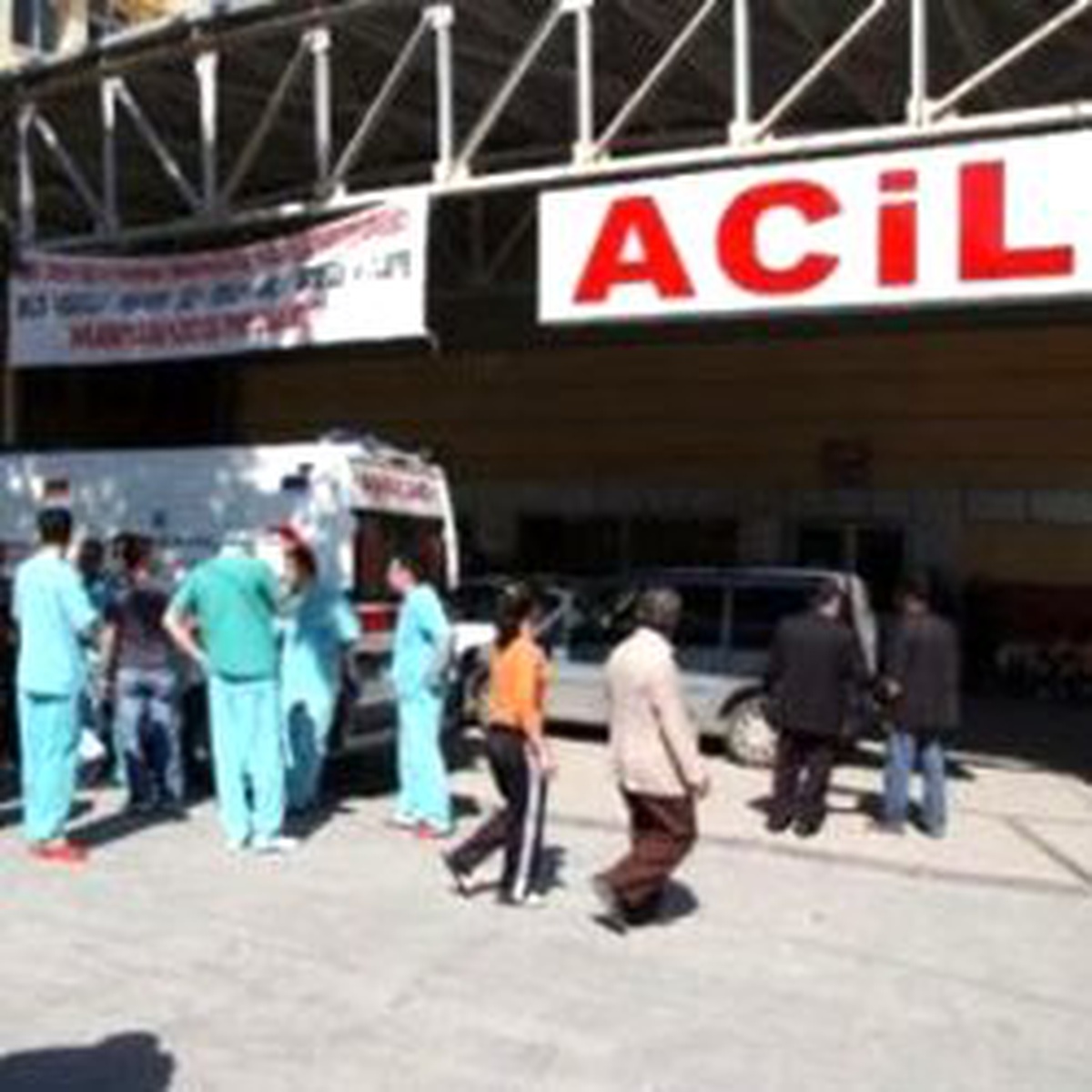 17 Yaşındaki Çocuk Hastanede Doktoru Bıçakladı (2)