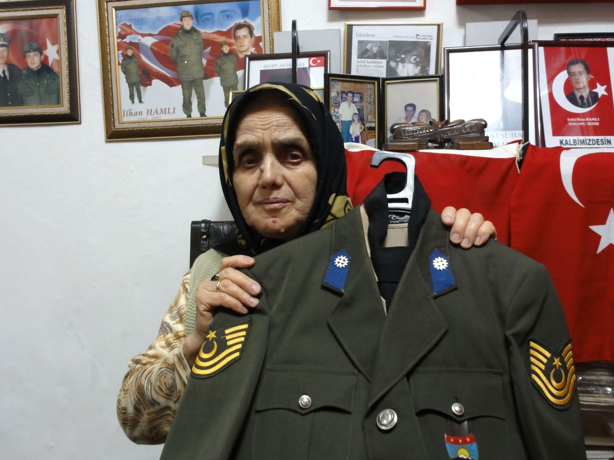 20 Yıldır Şehit Oğlunun Üniformasını Kokluyor