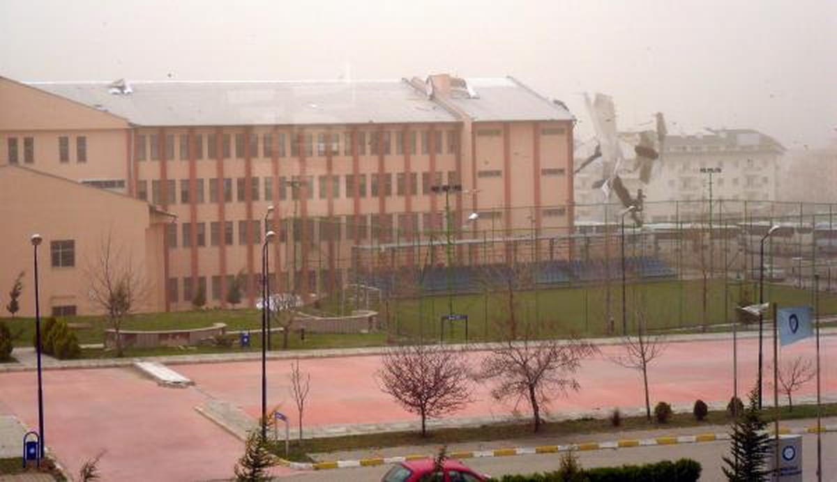 Ankara\'da Fırtına Agaçları Devirdi