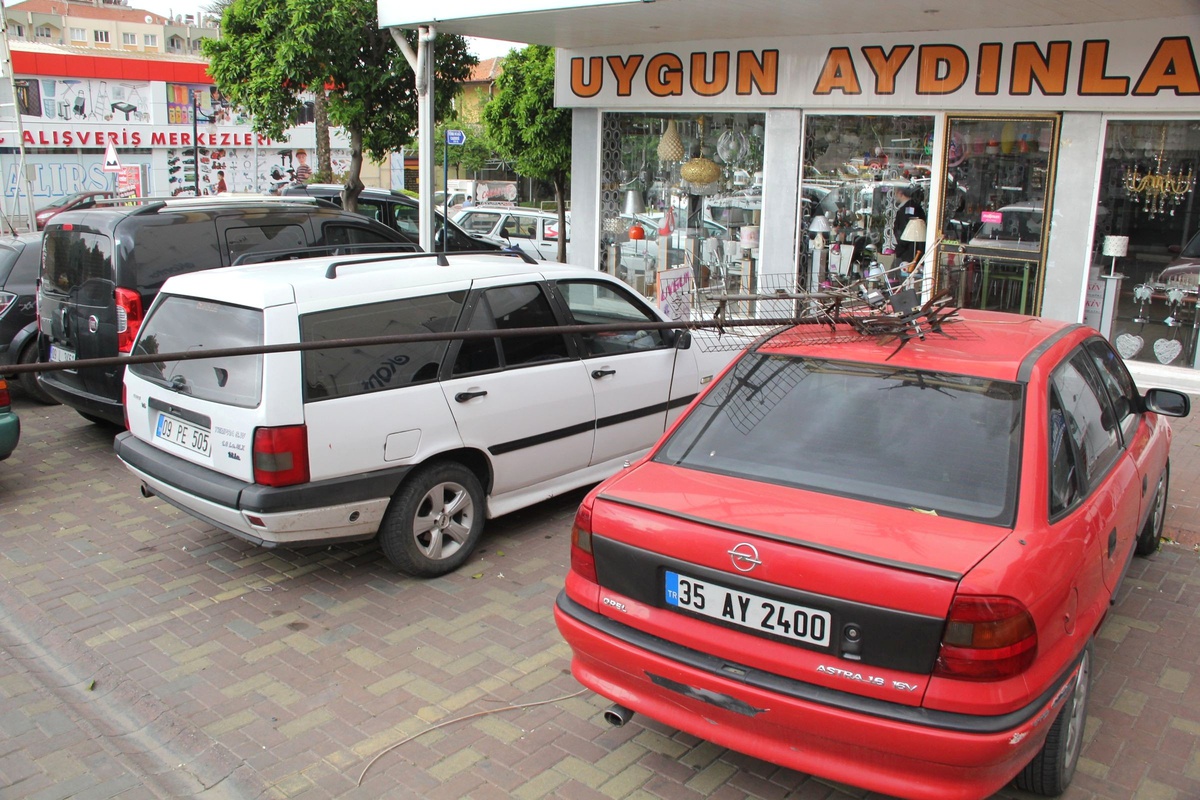 Aydın\'ı Esir Alan Fırtına Maddi Hasara Yol Açtı