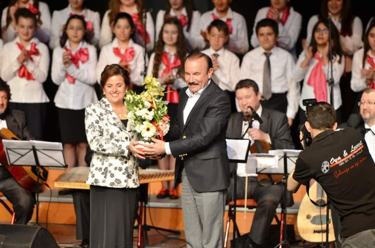 Başkan Doğan, Çocuk Korosuyla Şarkı Söyledi