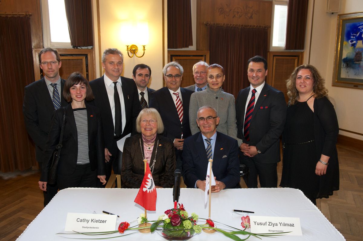 Başkan Yılmaz Kiel\'de Bu Kez Almanca İmzaladı