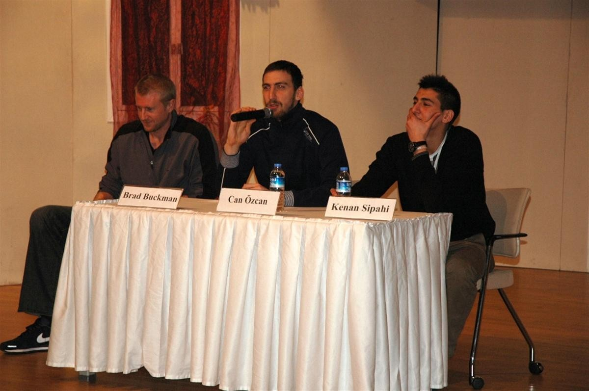 Basketbol Oyuncularına Sevgi Seli