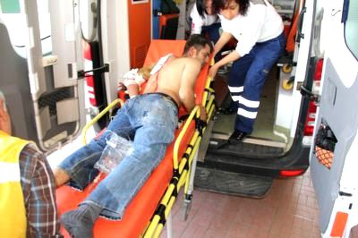Bıçakladığı Şahsı Tinerle Yakmak İsteyen Zanlı Yakalandı