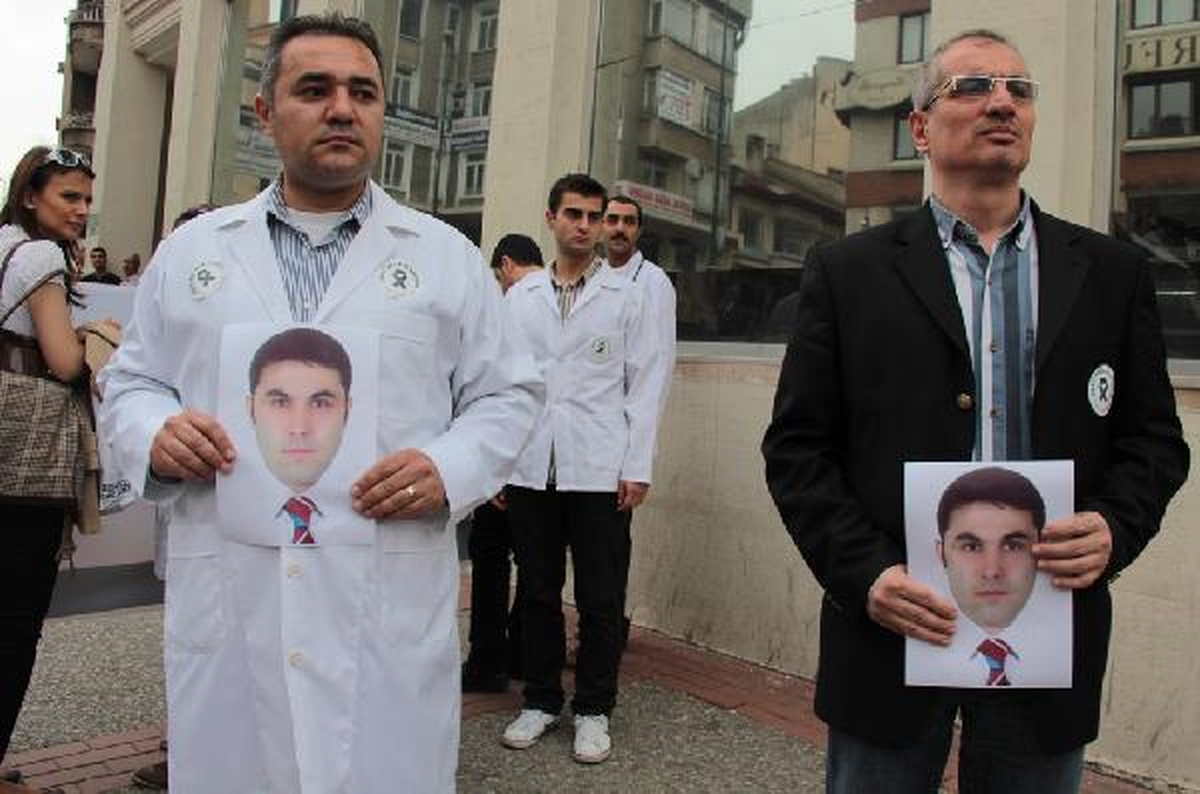 Bursa\'da Doktorlar, Meslektaşlarının Öldürülmesini Protesto Etti