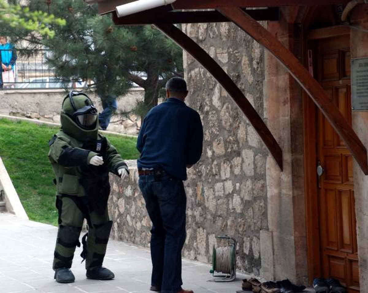 Camide Unutulan Çanta Polisi Alarma Geçirdi