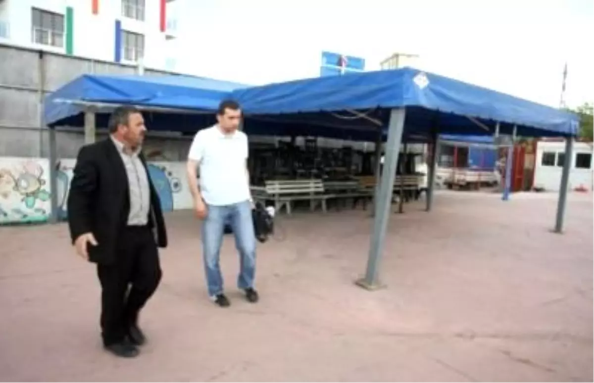 Demir Çardak Çocukların Üzerine Düştü: 4 Yaralı