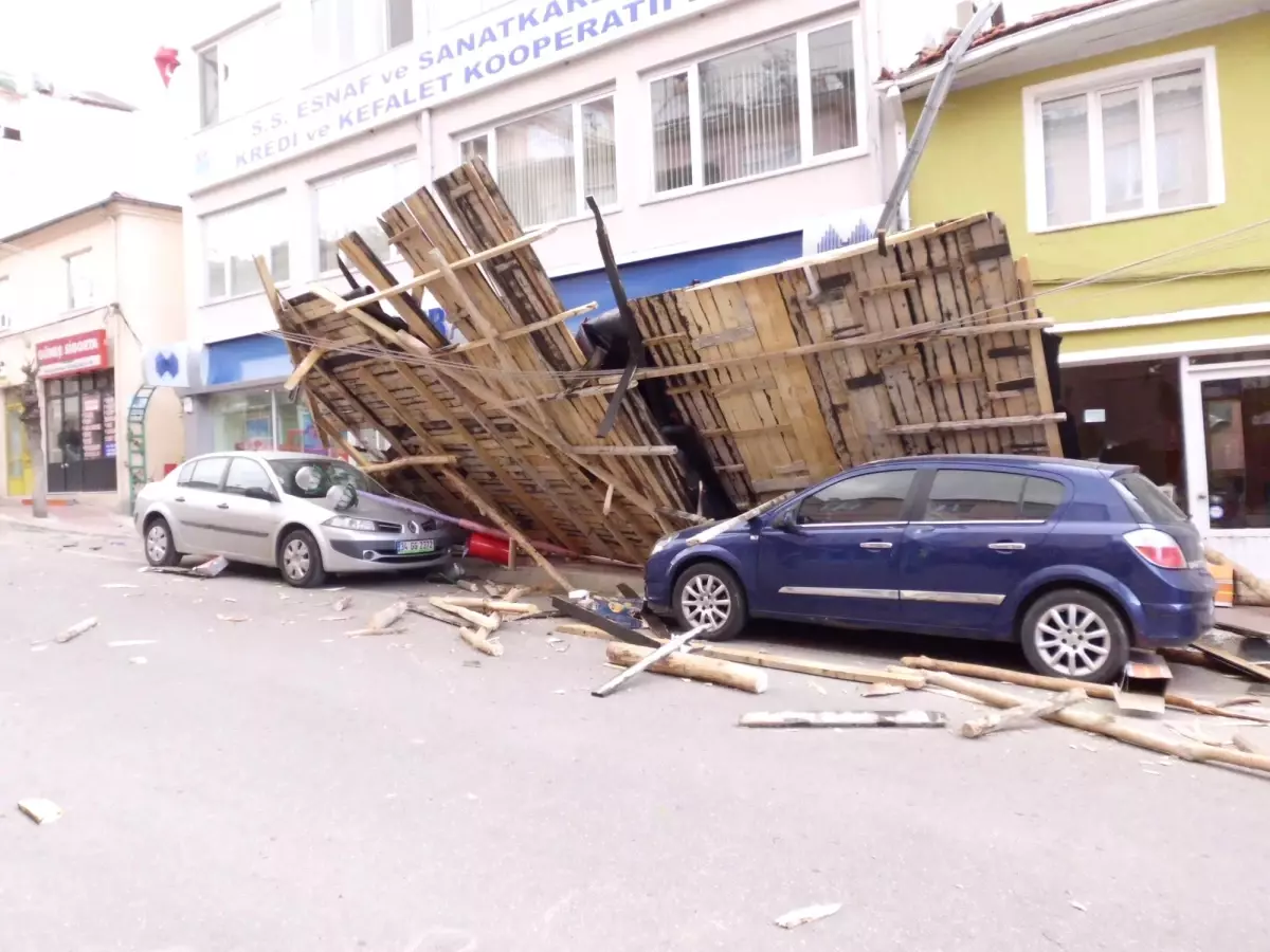 Demirci\'de Fırtına Binanın Çatısını Uçurdu