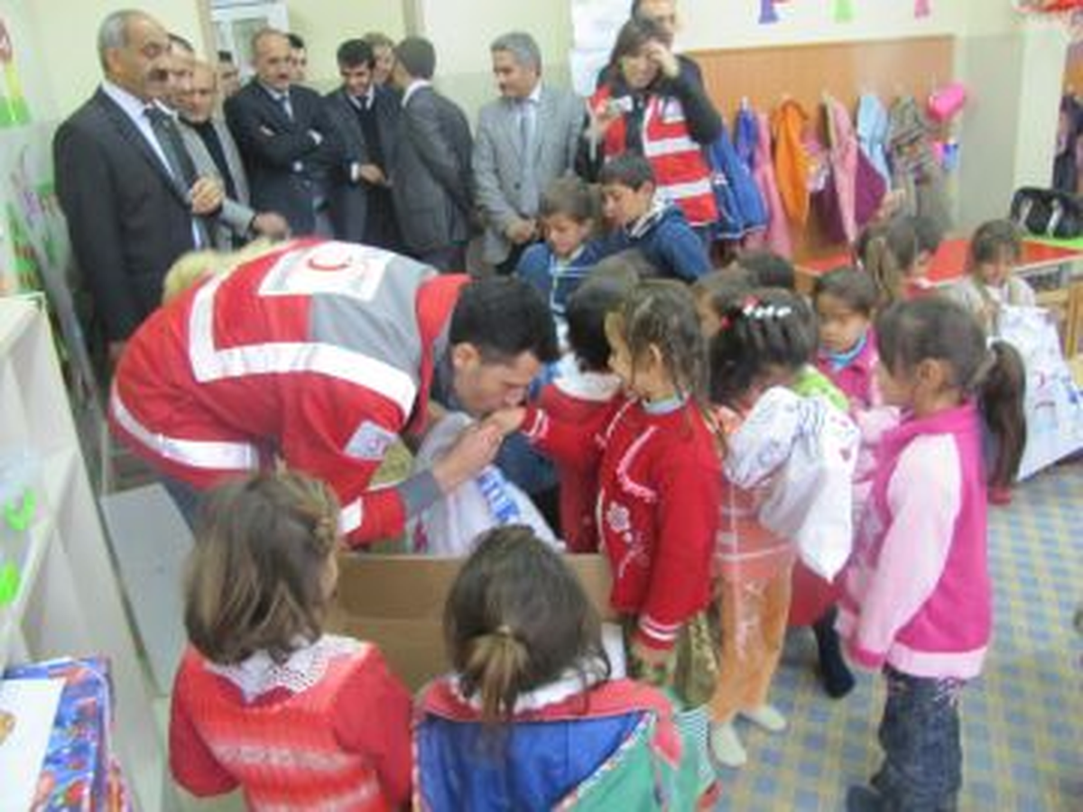 Depremzede Çocukların Oyuncakları Türk Kızılayı\'ndan