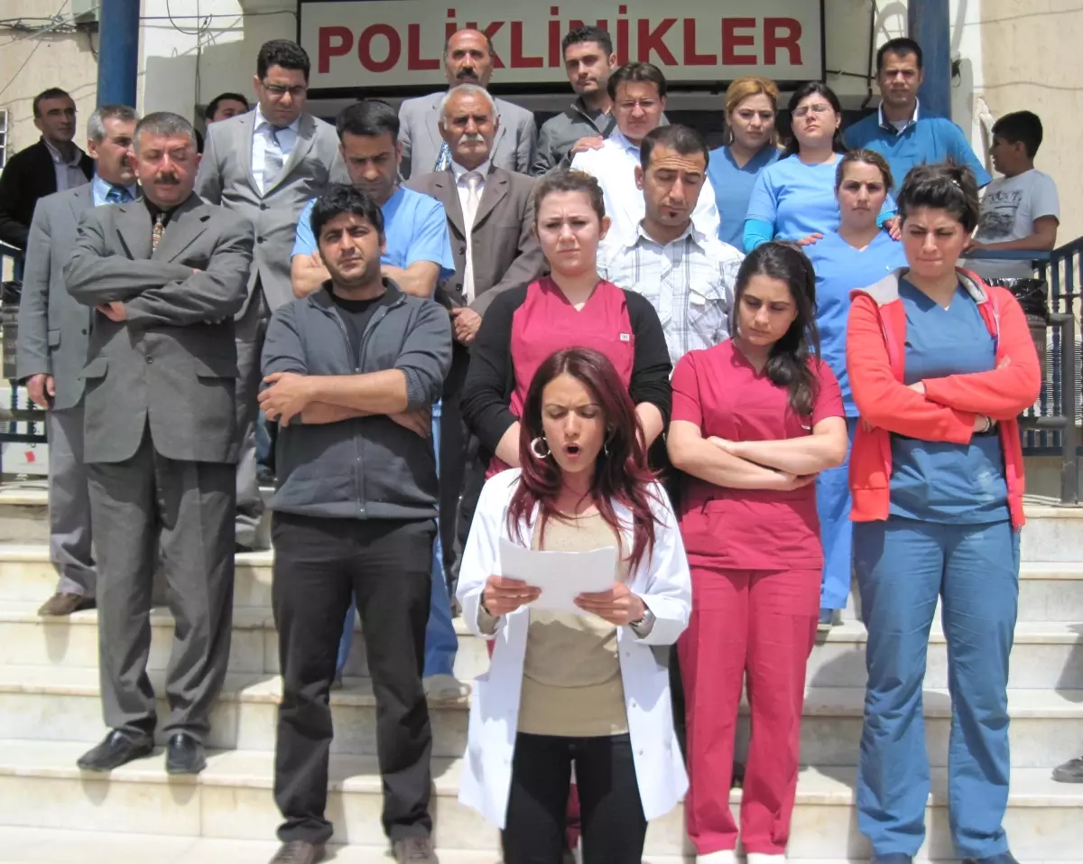 Derik Devlet Hastanesi Personelleri Öldürülen Doktor İçin Basın Açıklaması Düzenledi