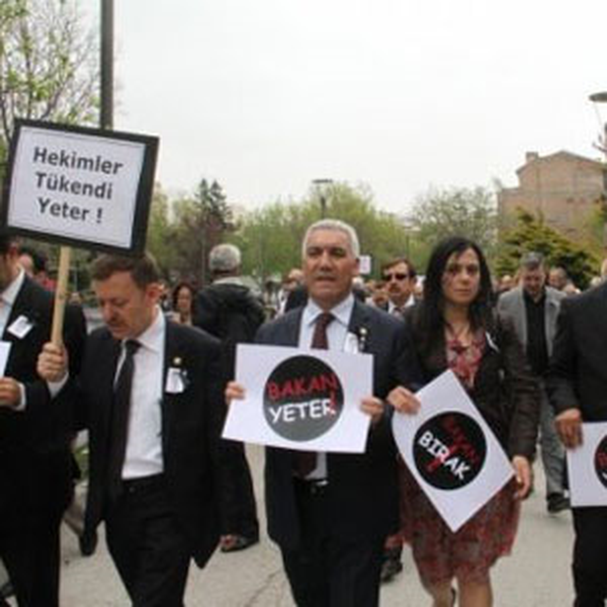Doktorlar Sağlık Bakanlığı\'na Yürüdü