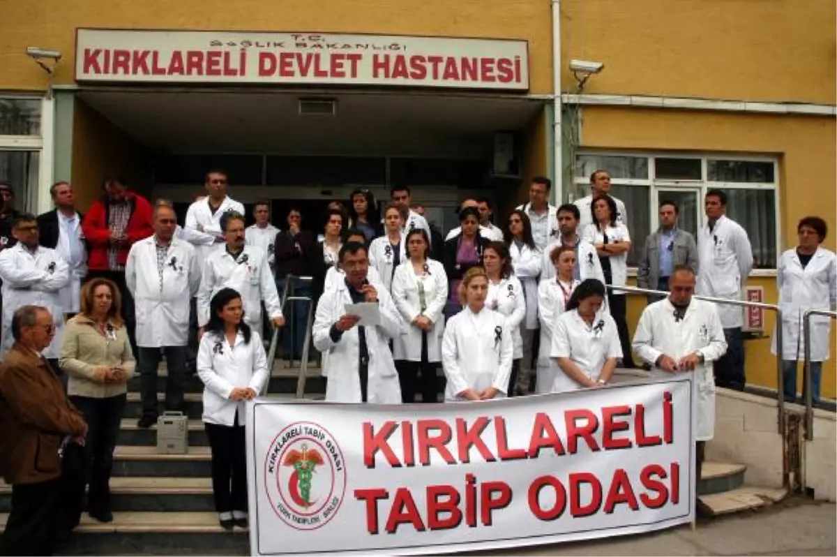 Doktorlardan Siyah Kurdeleli Protesto