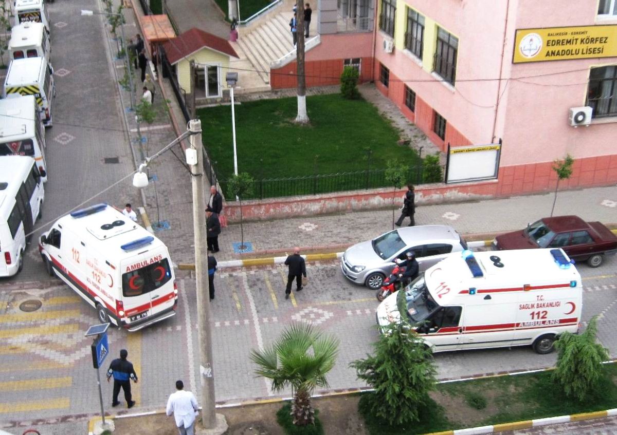 Edremit\'te Okullara Gelen 2 Tane 112 Ambulansı Heyecana Neden Oldu