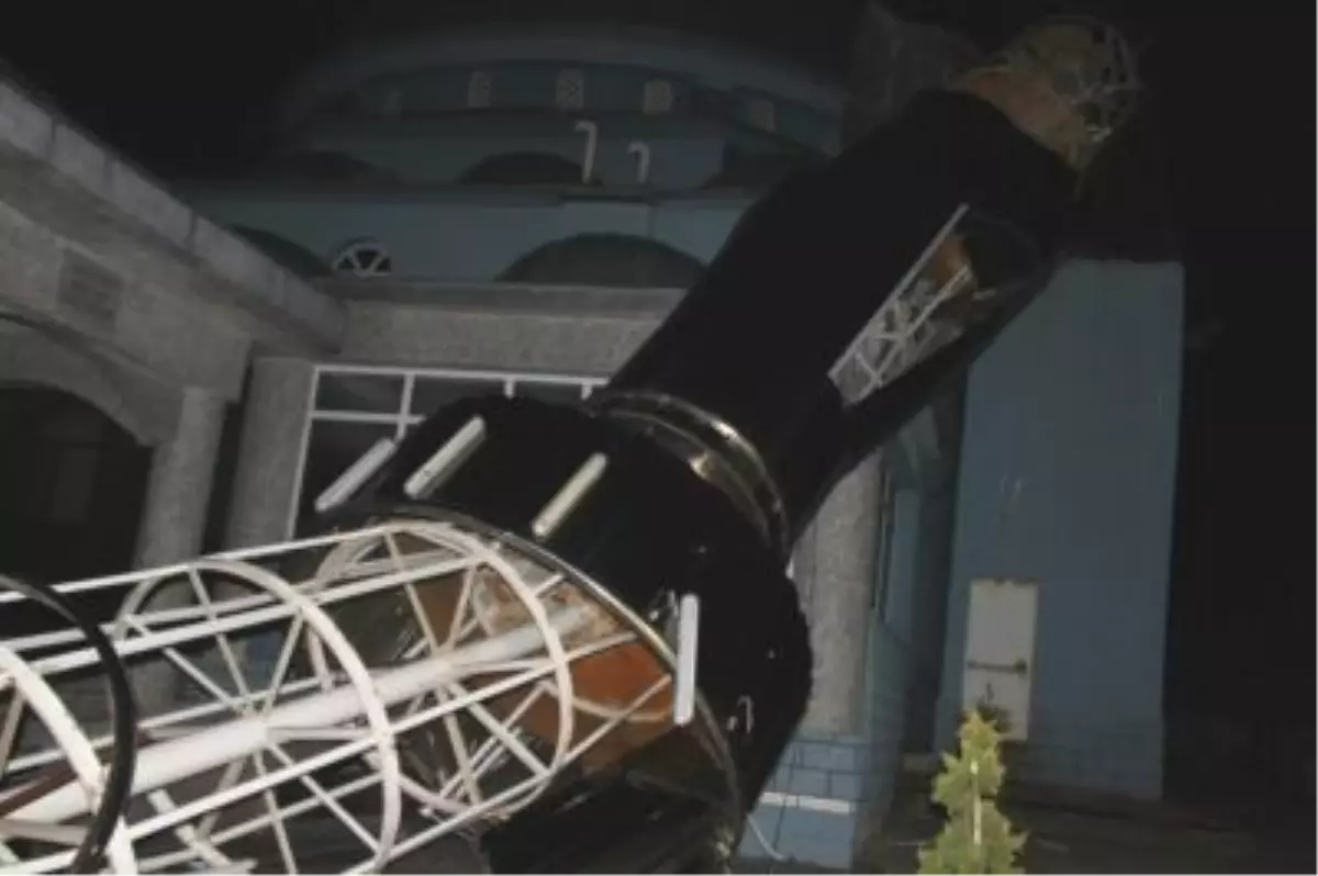 Fırtına Cami Minaresini Yıktı, Çatıları Uçurdu