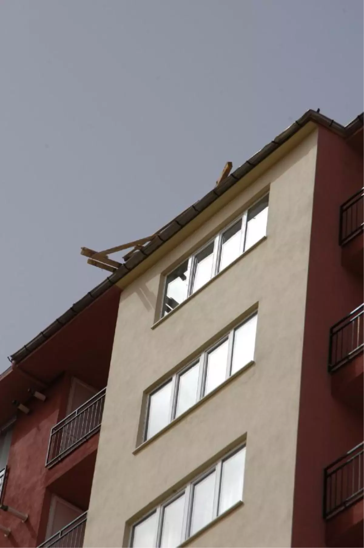 Fırtına Çatıları Uçurdu