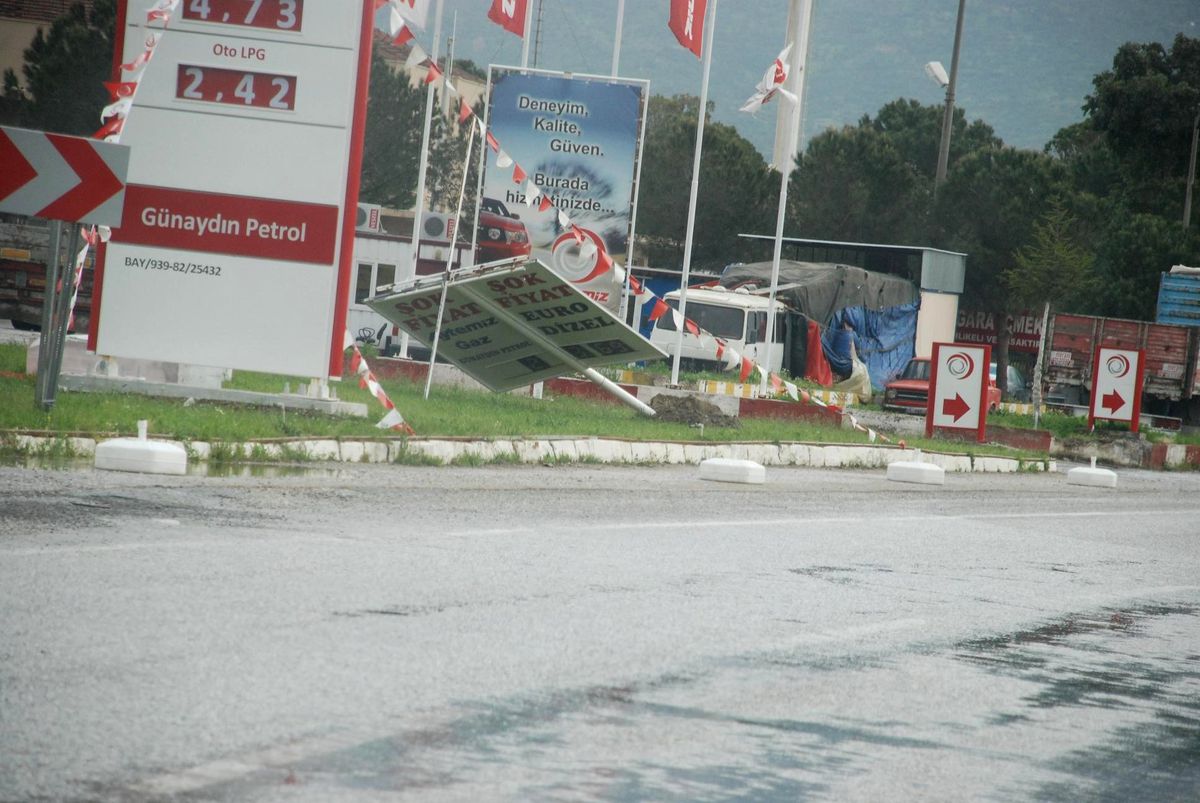 Fırtına Tire\'de Ağaçları Yerinden Söktü