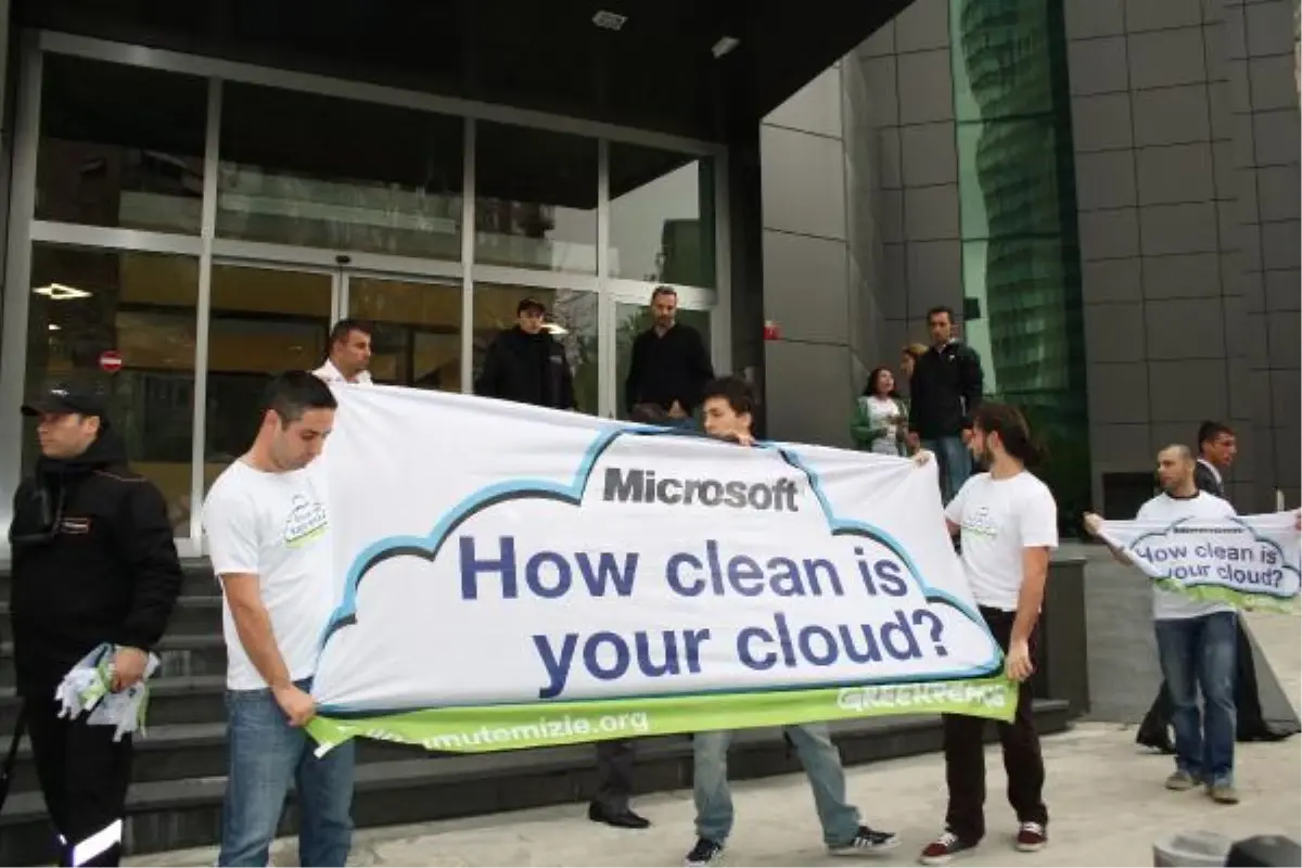 Greenpeace Üyelerinden Yenilenebilir Enerji Eylemi