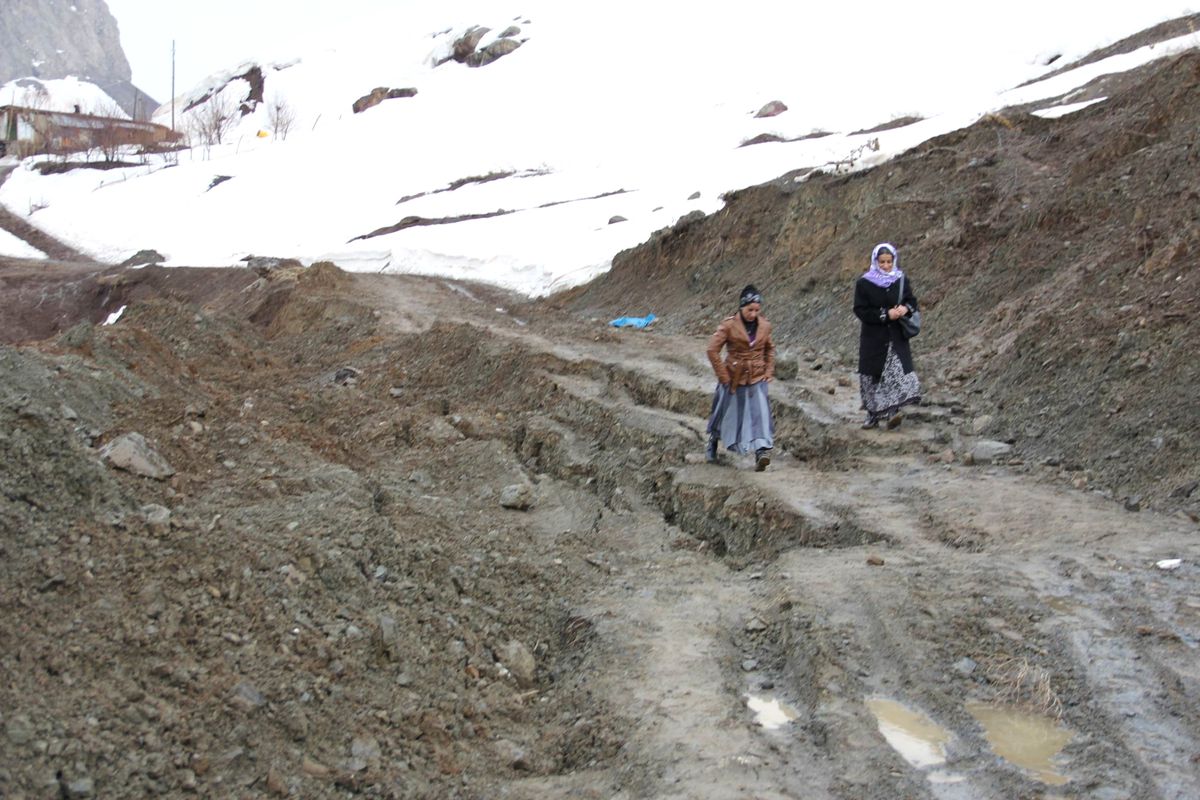 Hafriyat Çalışması Yolu İkiye Böldü