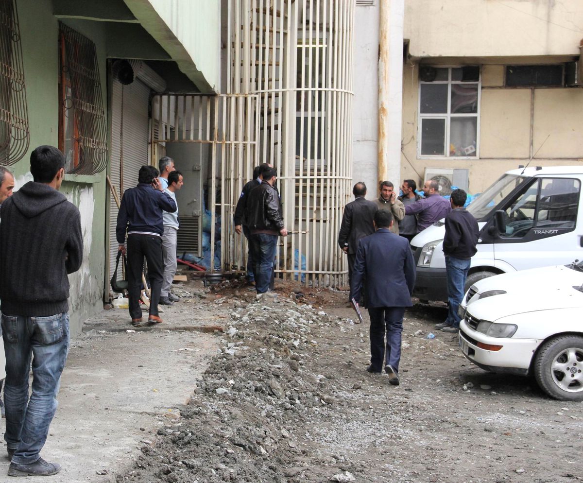 Hakkari\'de Elektrik Akımına Kapılan İki İşçiden Biri Hayatını Kaybetti