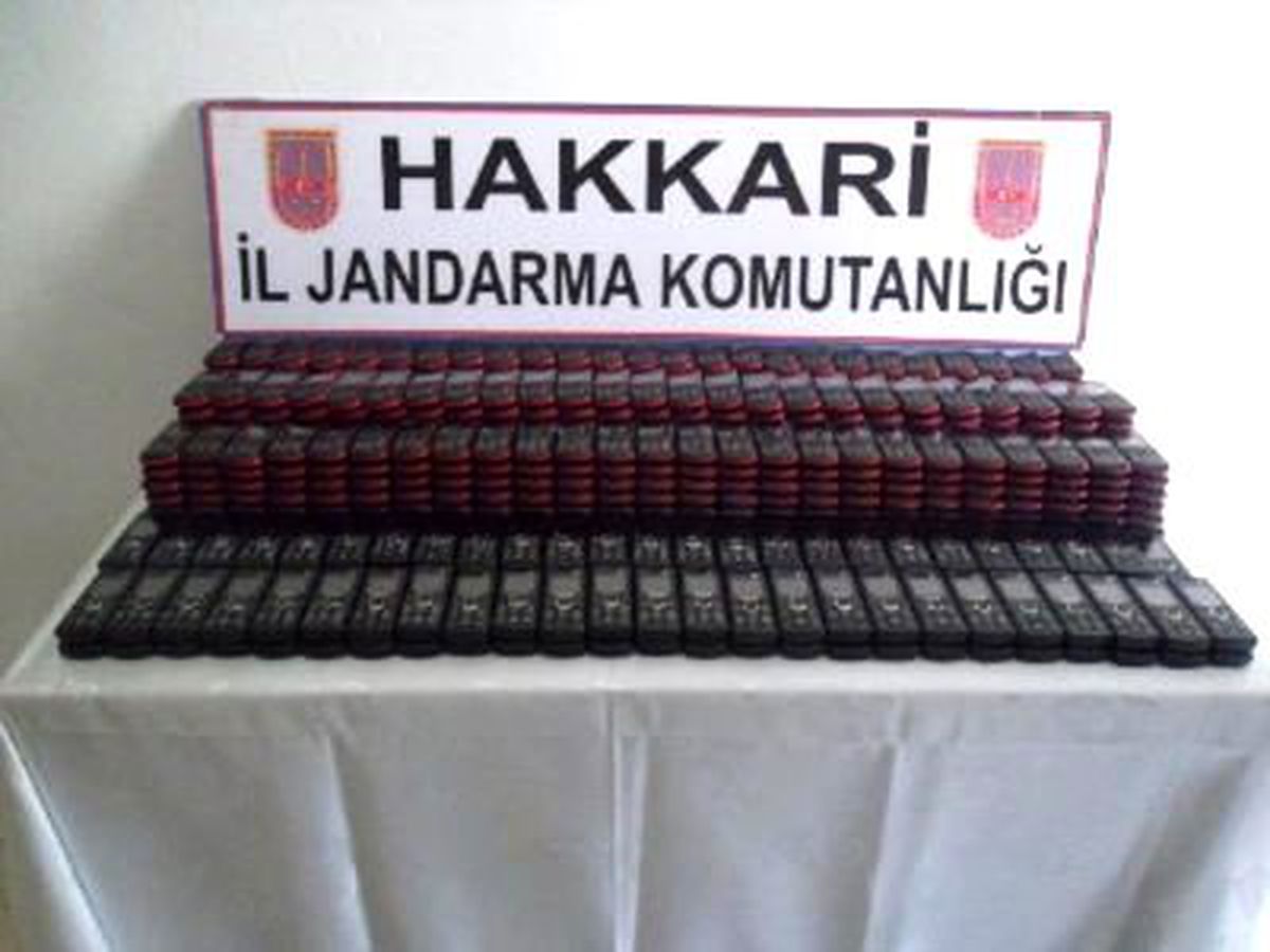 Hakkari\'de Uyuşturucu ve Kaçak Cep Telefonu Operasyonu