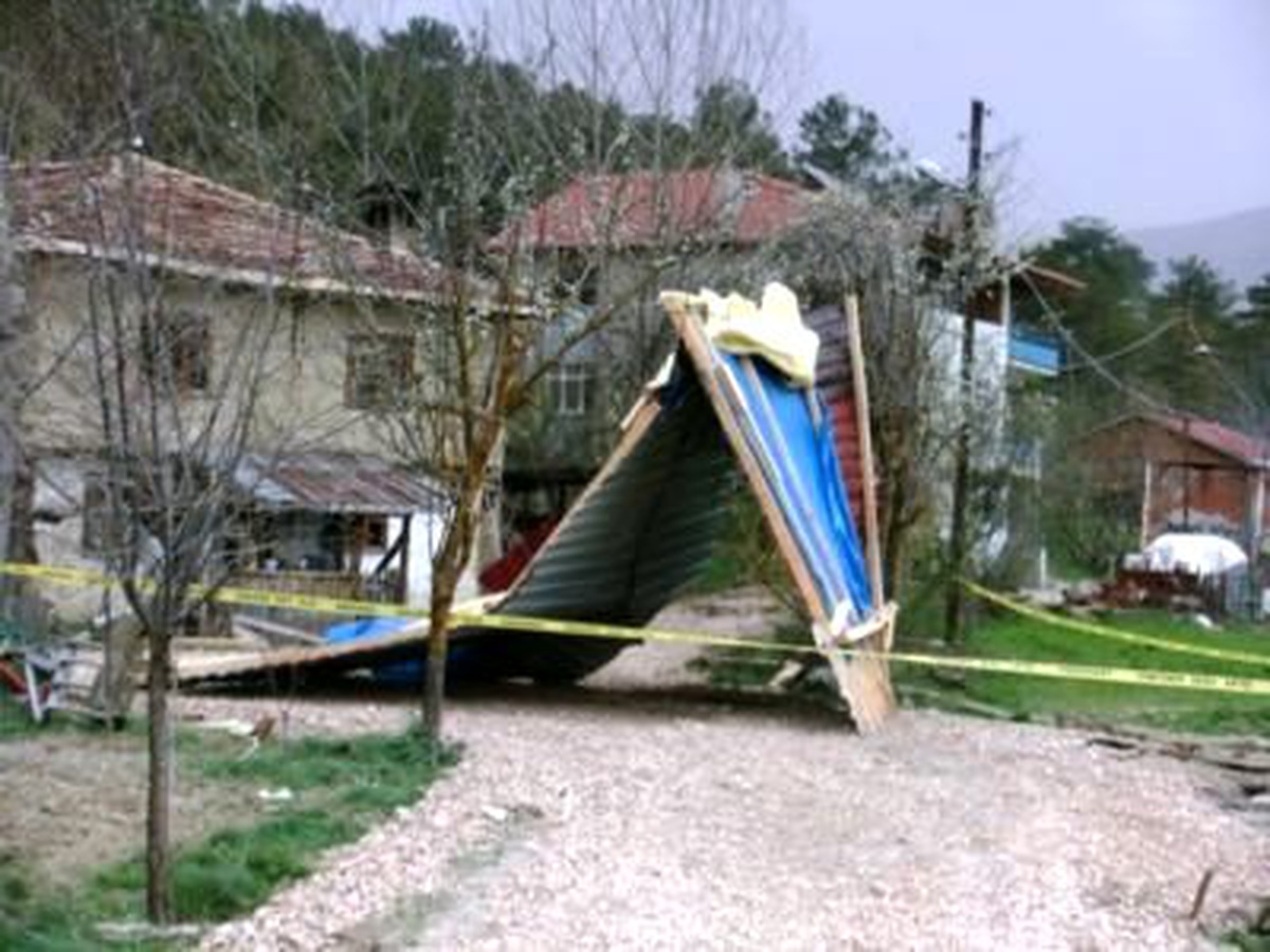 Halkalı\'da Fırtına Nedeniyle Bir Evin Çatısı Uçtu