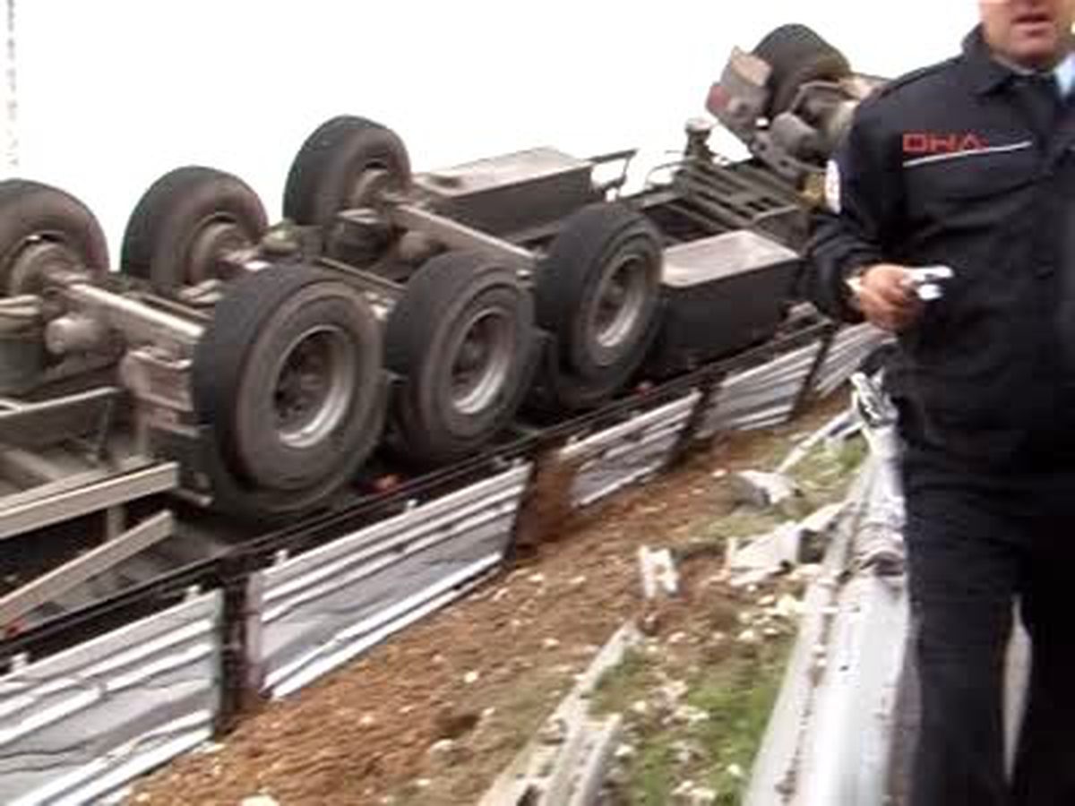 İstanbul\'da Fırtına Nedeniyle 2 Tır Devrildi