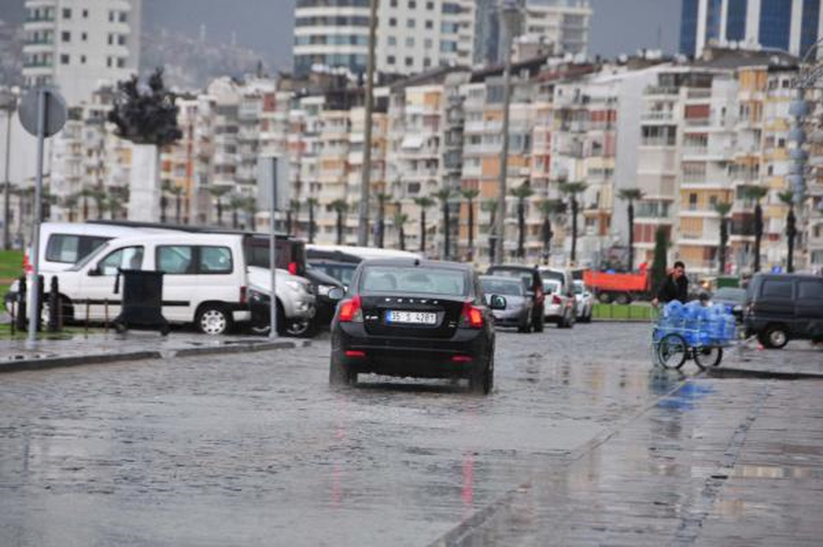 İzmir\'de Yarım Saatlik Yağmur Hayatı Felç Etti