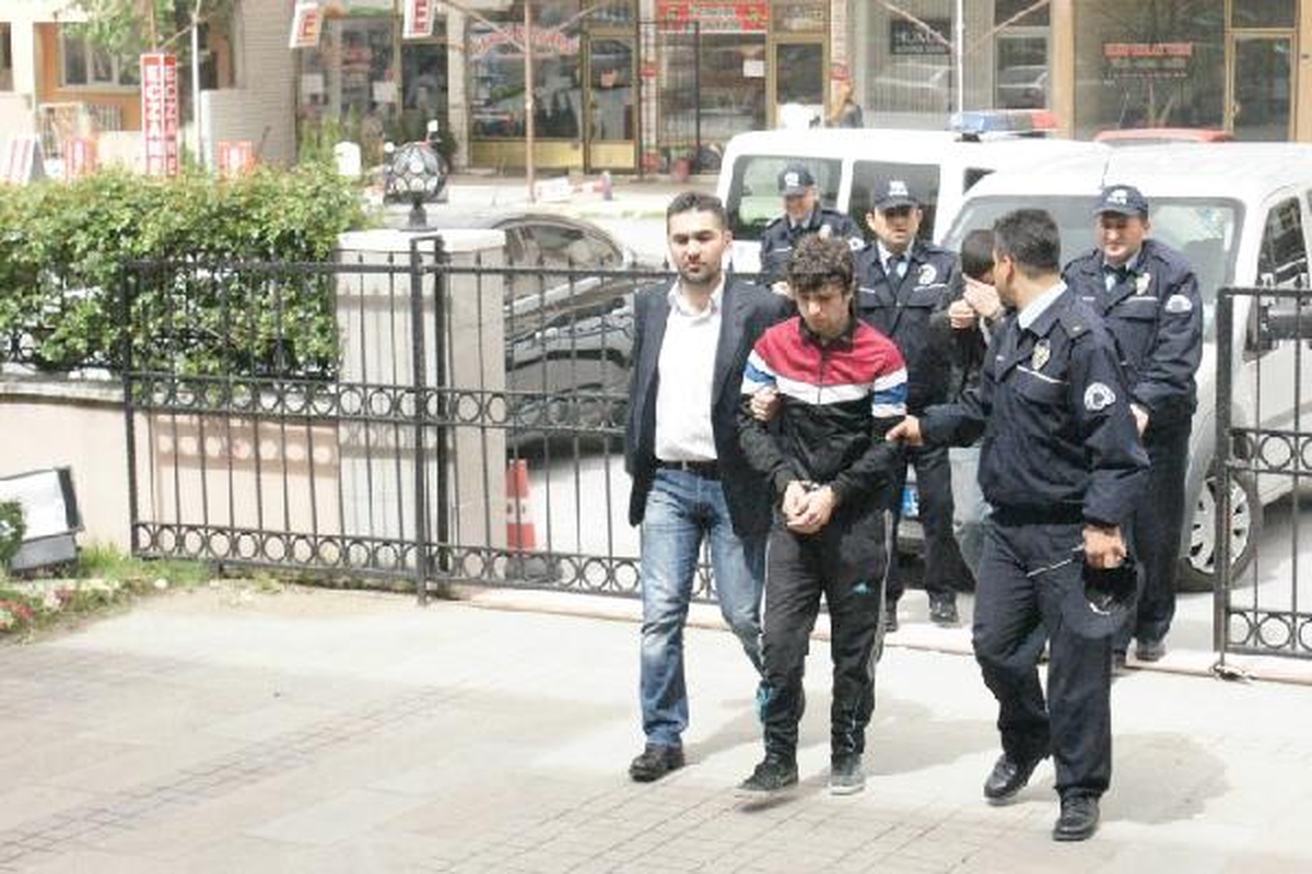Kablo Hırsızları Devriye Gezen Polis Ekibine Yakalandı