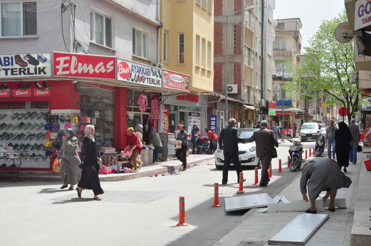 Kafasına Çatı Kapağı Düşen Kurye Yaralandı