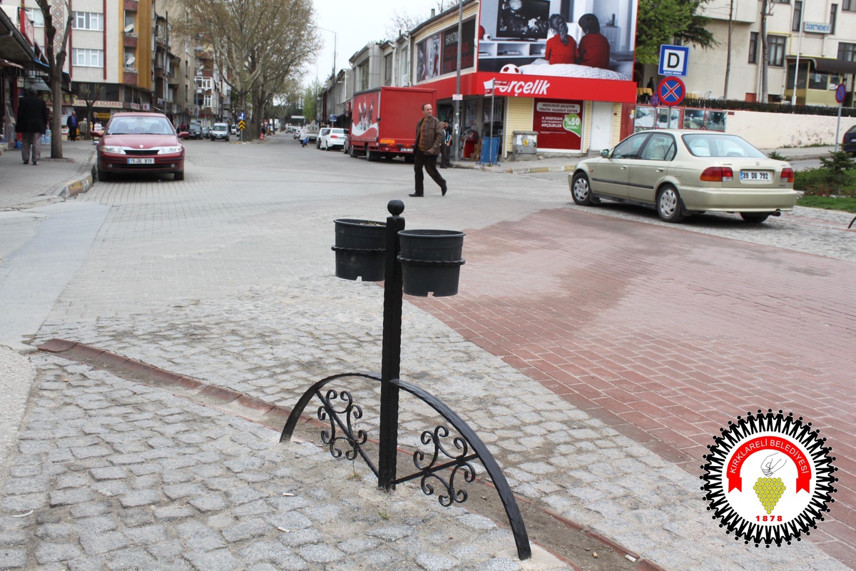 Karaumurbey Caddesi\'ndeki Saksılar Yok Oluyor