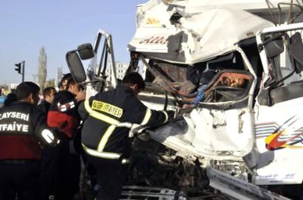 Kayseri\'de Trafik Kazası: 1 Ölü 8 Yaralı