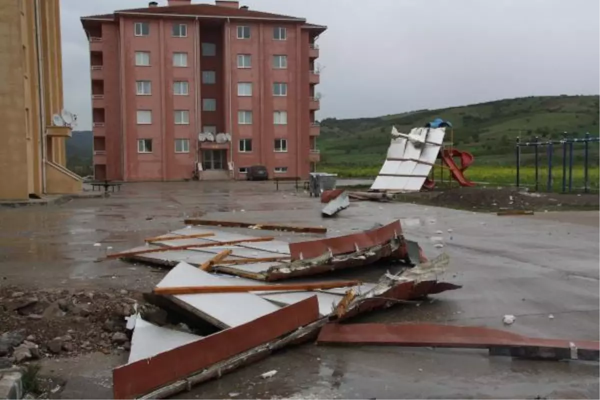 Kepsut\'ta Çatılar Uçtu, Ağaçlar Devrildi