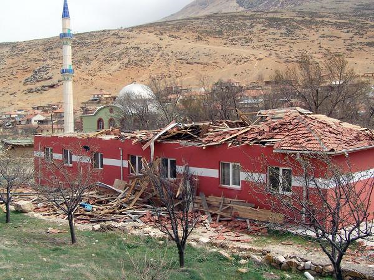 Korkuteli'de Çatısı Uçan Okulda Eğitime 2 Gün Ara Verildi